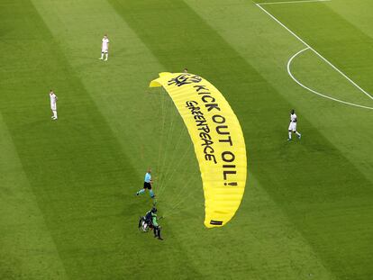 Un activista de Greenpeace desciende sobre el estadio de Múnich antes del partido entre Francia y Alemania, el pasado 15 de junio.