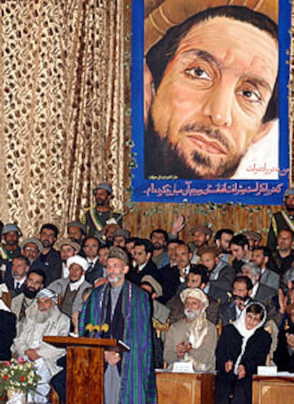 Karzai jura su cargo en presencia de notables afganos, ante un retrato del asesinado general Masud.