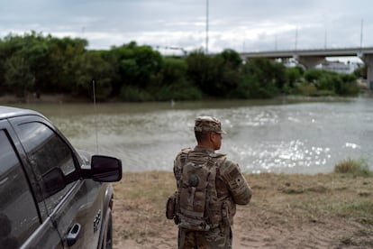 Un soldado de Estados Unidos observa el río Grande, en Laredo, Texas, el 14 de octubre de 2025.