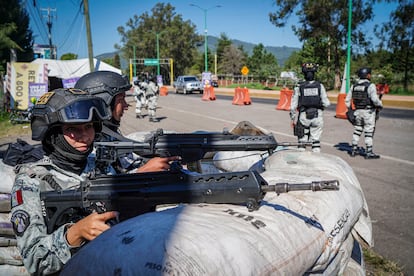 Tras el homicidio del alcalde de Uruapan Carlos Manzo autoridades de los tres niveles de gobierno han reforzado la seguridad en los principales accesos de la ciudad