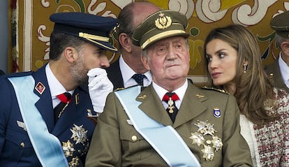 12 de octubre de 2012. El príncipe Felipe habla junto a su esposa la princesa Letizia en presencia del rey Juan Calos.