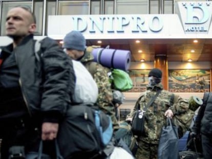 Miembros del movimiento Sector de Derechas abandonan este martes un hotel en Kiev.