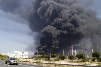 Incendio de la refinería La Rábida, que Cepsa tiene en Palos de la Frontera (Huelva).