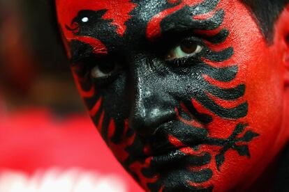 Un aficionado de Albania con la bandera de su país pintada en la cara. 