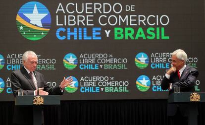 Los presidentes de Brasil, Michel Temer (izquierda) y de Chile, Sebastián Piñera, hablan en rueda de prensa durante la firma del TLC entre sus dos países.