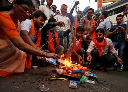 Manifestantes queman productos chinos durante una protesta organizadas por activistas del Bajrang Dal, un grupo que exige el boicot de los productos provenientes de China, en Calcuta (India).