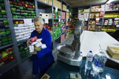 Un voluntario trabaja en el Banco de Alimentos de Toledo. EFE/Archivo