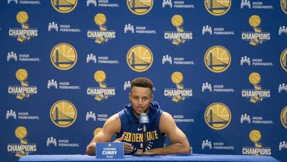 O jogador da NBA Stephen Curry durante uma coletiva de imprensa em Oakland. 