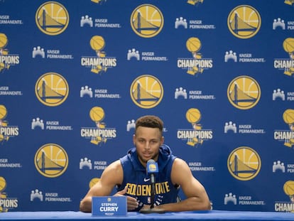 O jogador da NBA Stephen Curry durante uma coletiva de imprensa em Oakland. 