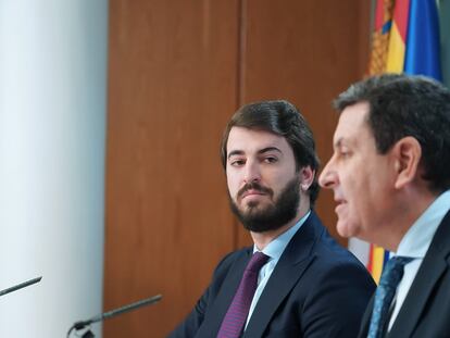 El vicepresidente de Castilla y León, Juan García-Gallardo, de Vox (a la izquierda), el jueves con el portavoz del Gobierno regional, el popular Carlos Fernández Carriedo, en la rueda de prensa posterior al Consejo de Gobierno.