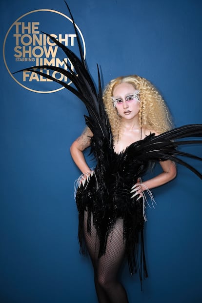 En junio de 2024 fue invitada al programa de televisión estadounidense 'The Tonight Show', presentado por Jimmy Fallon. El ballet de 'El lago de los cisnes' inspiró sus estilismos con plumas, en negro para la entrevista y blanco para la actuación.
