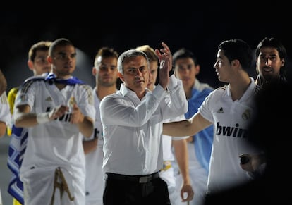 Mourinho celebra el título de liga.