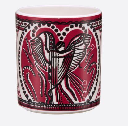 Dior Maison muestra sus creaciones, entre ellas esta taza, con el motivo Dior Cupidon, interpretado por Maria Grazia Chiuri en honor a la inspiración griega romántica. Precio: 179 euros.