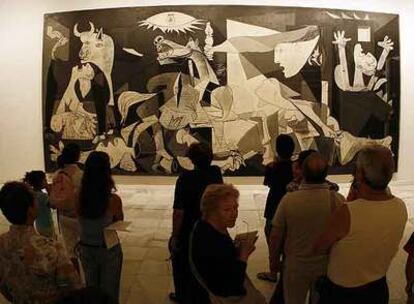 Visitantes del Museo Nacional Reina Sofía ante el <i>Guernica,</i> de Picasso, el mes pasado.