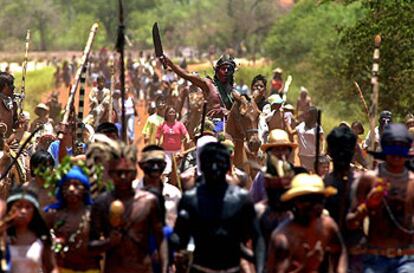 Una columna de indios marcha para enfrentarse a los hacendados en el Estado brasileño de Mato Grosso.