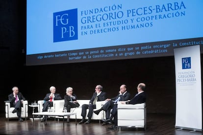 Pere Navarro, Óscar Alzaga, Soledad Gallego- Díaz, Ángel Gabilondo, Miquel Roca y Manolo HH, en el acto de homenaje a Gregorio Peces- Barba.