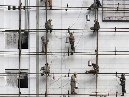 Un grupo de obreros chinos trabaja en la construcción de un edificio en Chengdu, en la provincia de Sichuan