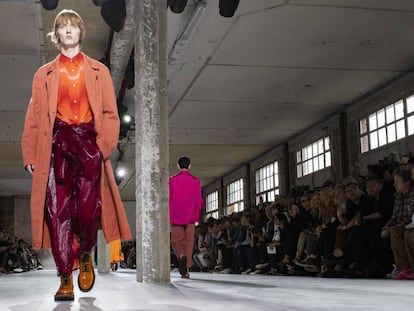 Un modelo desfila para Dries Van Noten en su desfile masculino de primavera-verano 2019 celebrado el 21 de junio en París.