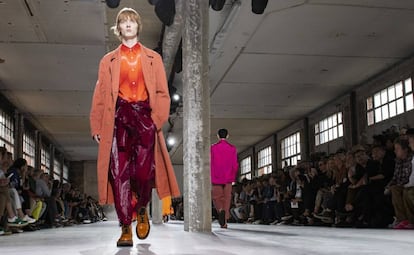 Un modelo desfila para Dries Van Noten en su desfile masculino de primavera-verano 2019 celebrado el 21 de junio en París.