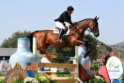 El japonés Yoshiaki Oiwa compite en la prueba salto ecuestre.