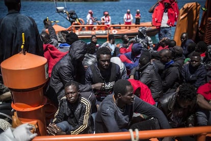 Un grupo de migrantes, a su llegada este viernes a las costas de Tarifa, España.