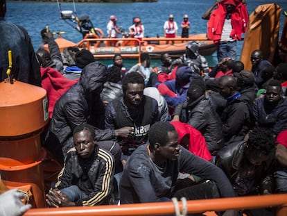 Un grupo de migrantes, a su llegada este viernes a las costas de Tarifa, España. 