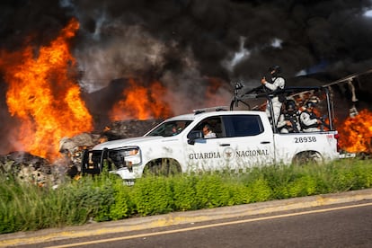 Automóviles incendiados bloquean una vía durante un enfrentamiento entre integrantes del Cártel de Sinaloa y la Fuerzas Armadas por la presunta captura de Iván Archivaldo Guzmá, líder de 'Los Chapitos', el 29 de agosto en Culiacán. 