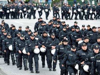 Policías alemanes durante una manifestación por la cumbre del G20 en Hamburgo el pasado 24 de junio.
