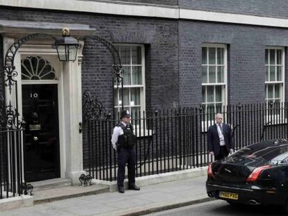 David Cameron y su esposa abandonan el n&uacute;mero 10 de Downing Street para encontrarse con la Reina Isabel en Buckingham.