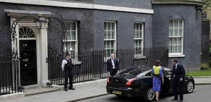 David Cameron y su esposa abandonan el n&uacute;mero 10 de Downing Street para encontrarse con la Reina Isabel en Buckingham.