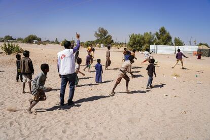 El trabajador comunitario de salud mental de MSF, Waleed Ameen, organiza sesiones de juego con niños en el campamento Al-Khuseif. Los cooperantes organizan actividades psicosociales con niños de familias desplazadas internamente para promover su crianza natural, mejorar sus habilidades sociales y su sentido de cooperación en un entorno complejo.