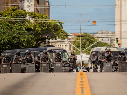 Policiais se posicionam para conter protesto contra Jair Bolsonaro no Recife, em maio, ato que terminou em forte repressão.