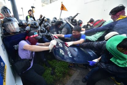 Trabajadores surcoreanos chocan con la policía antidisturbios tras su marcha del Primero de Mayo hacia la casa presidencial en Seúl. 