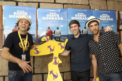 El director del Felstival,  Alfonso Pato a la izquierda, junto al actor Unai Ugalde y el director, Alejandro Malzoa