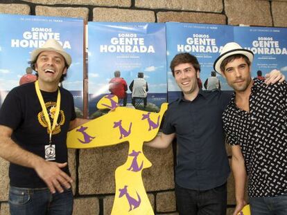 El director del Felstival,  Alfonso Pato a la izquierda, junto al actor Unai Ugalde y el director, Alejandro Malzoa