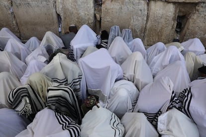 Judíos ortodoxos se cubren con chales religiosos mientras rezan en el Muro de las Lamentaciones con motivo de la Pascua judía, este lunes en Jerusalén (Israel).
