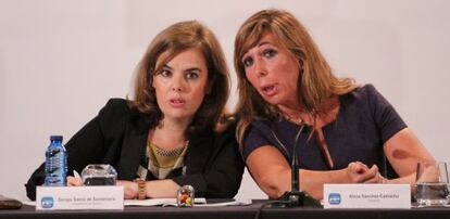 Soraya Sáenz de Santamaria y Alicia Sánchez-Camacho, a la derecha, en la junta del PP catalán.