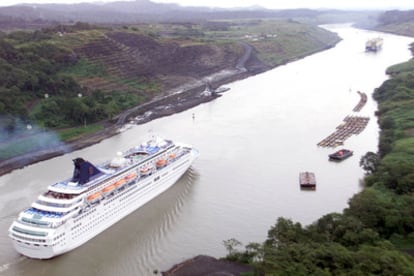 Un transatlántico es remolcado por el tramo Galliard ('Galliard Cut') del canal de Panamá, días antes de que Estados Unidos devolviese su control pleno a Panamá.