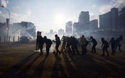 Incidentes entre manifestantes y policías durante una protesta contra el presidente de Venezuela, Nicolás Maduro. Varios cientos de venezolanos marcharon el domingo en Caracas contra la "injerencia cubana"