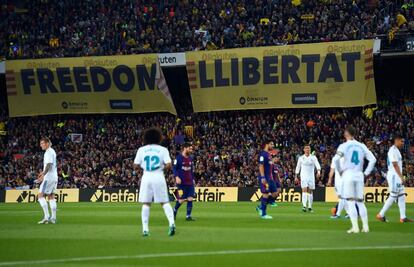 Pancarta reivindicativa en las gradas del estadio barcelonista.