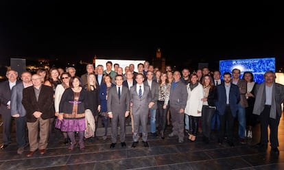 El director general de la Fundaci&oacute;n Bancaria la Caixa, Jaume Gir&oacute;, con representantes de las asociaciones de Voluntarios de la Caixa de toda Espa&ntilde;a, en el acto de conmemoraci&oacute;n del programa de Voluntarios de la Caixa, celebrado en Sevilla.