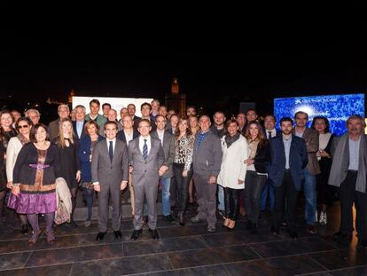 El director general de la Fundaci&oacute;n Bancaria la Caixa, Jaume Gir&oacute;, con representantes de las asociaciones de Voluntarios de la Caixa de toda Espa&ntilde;a, en el acto de conmemoraci&oacute;n del programa de Voluntarios de la Caixa, celebrado en Sevilla.