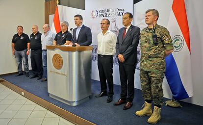 Santiago Peña, presidente de Paraguay, durante una rueda de prensa este lunes, acompañado de ministros de Interior, Defensa y Justicia.