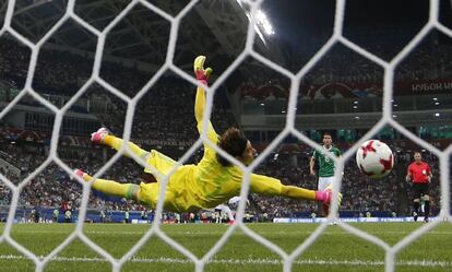 El jugador de la selección de Alemania Leon Goretzka marca el primer gol.
