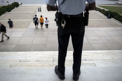 Un policía de Parques Nacionales impide la entrada al Monumento a Lincoln, 1 de octubre de 2013.