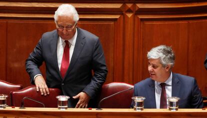 De izquierda a derecha, el primer ministro, António Costa, y el titular de Finanzas, Mário Centeno.
 