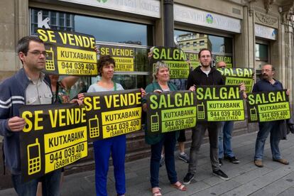 Representantes de EH Bildu en una movilización contra el actual proceso de Kutxabank.