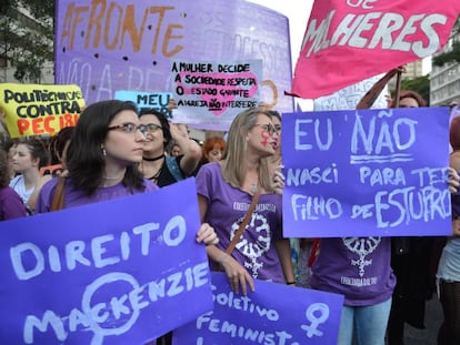 Protesto contra a 'PEC do estupro' em São Paulo.