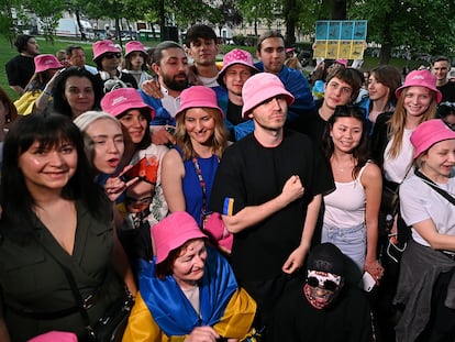 Turin (Italy), 11/05/2022.- Oleh Psiuk of Ukraine's Kalush Orchestra poses with supporters during activities of the Eurovision Song Contest 2022 in Turin, Italy, 11 May 2022. The international song contest has two semi-finals, held at the PalaOlimpico indoor stadium on 10 and 12 May, and a grand final on 14 May 2022. (Italia, Laos, Ucrania) EFE/EPA/ALESSANDRO DI MARCO
