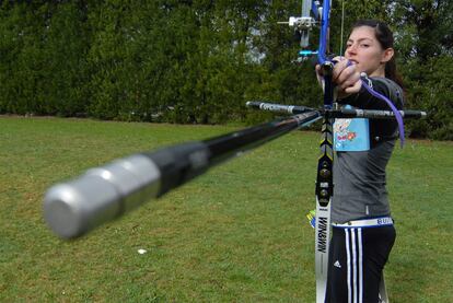 La arquera Gema Buitrón, campeona de España de tiro con arco, en un entrenamiento en As Pontes.